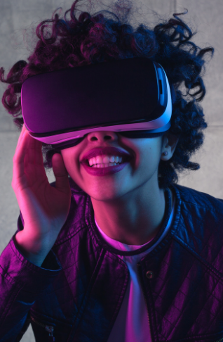 Femme qui porte des lunettes de réalité virtuelle