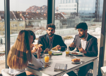 Collaborateurs qui mangent dans un restaurant d'entreprise.