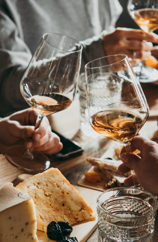 Table avec vins et fromages lors d'un afterwork