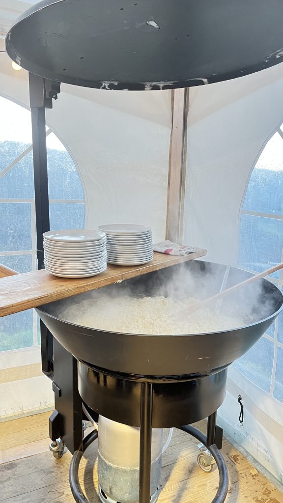 Organiser un Repas Convivial et Festif pour Vos Collaborateurs avec une Poêle Géante à Épinal dans les Vosges